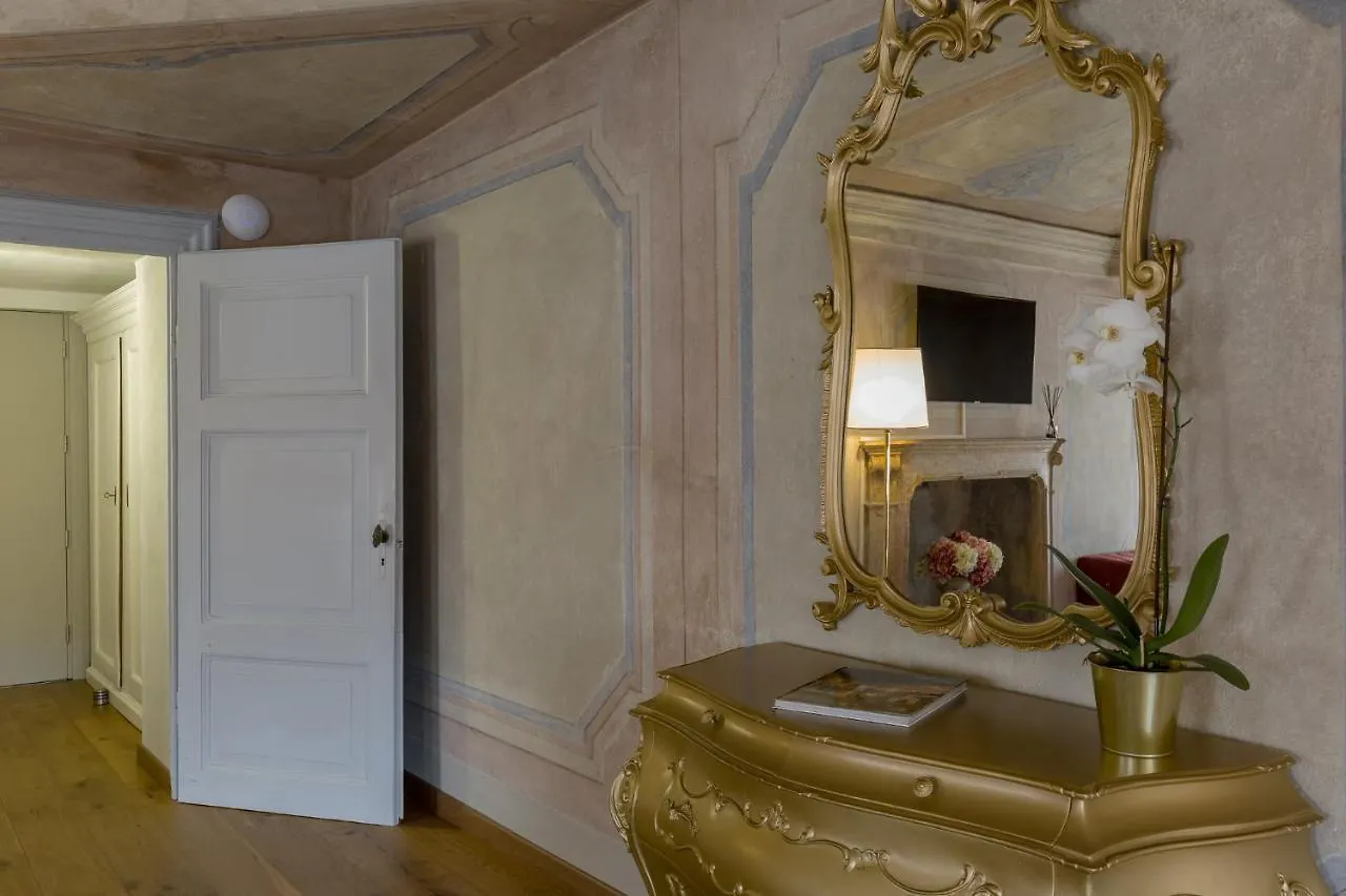 Rooms Castelvecchio - Palazzo Canossa Verona 0*,  Italy