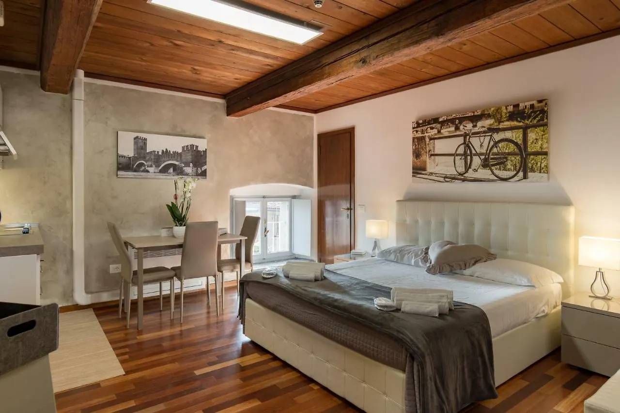 Rooms Castelvecchio - Palazzo Canossa Verona 0*,  Italien